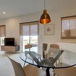 Апартаменты Modern With Spacious Terrace In By 360 Estates Аттард