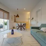 Modern With Spacious Terrace In By 360 Estates Апартаменты Аттард